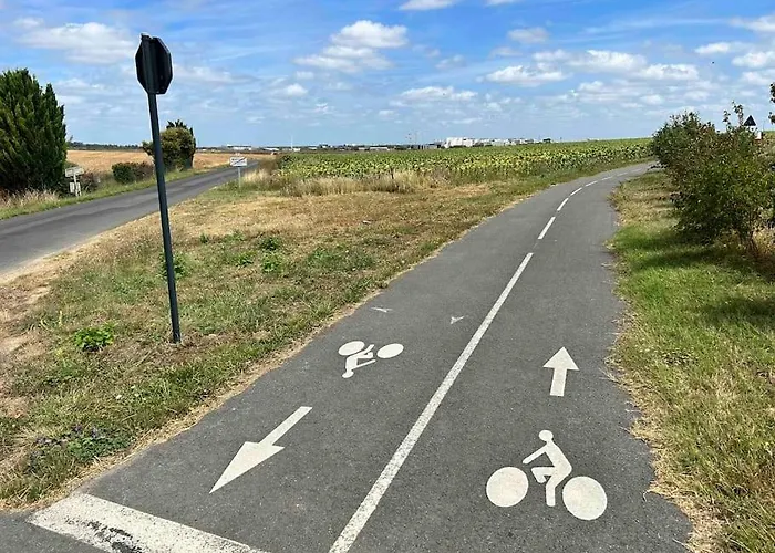 Apartmán 5min Futuroscope 80m2 - 3 - Parking Prive - Wifi - Jardin